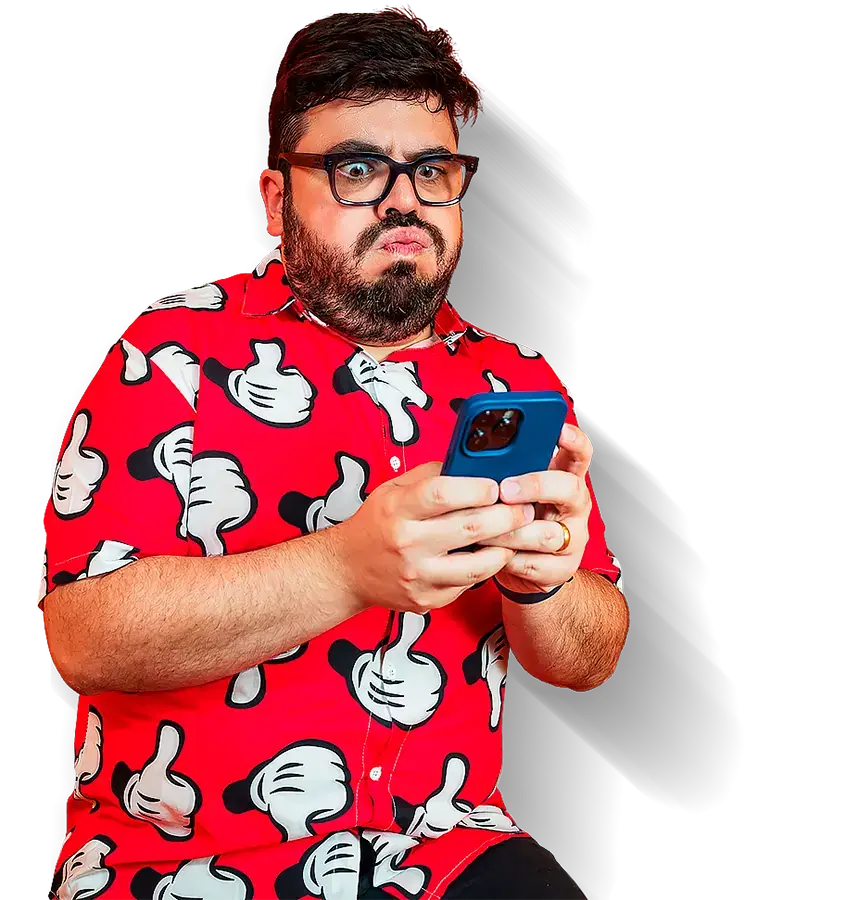 Bruno UAU olhando o celular