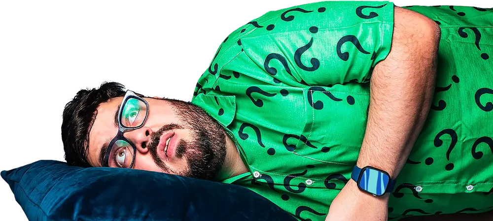 Bruno UAU deitado num travesseiro, olhando desconfiado