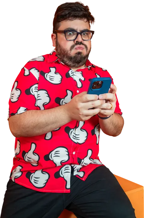 Bruno UAU olhando o celular com cara de indignação