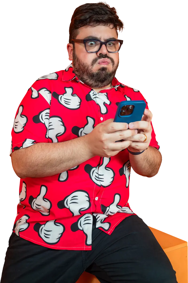 Bruno UAU olhando o celular com cara de indignação