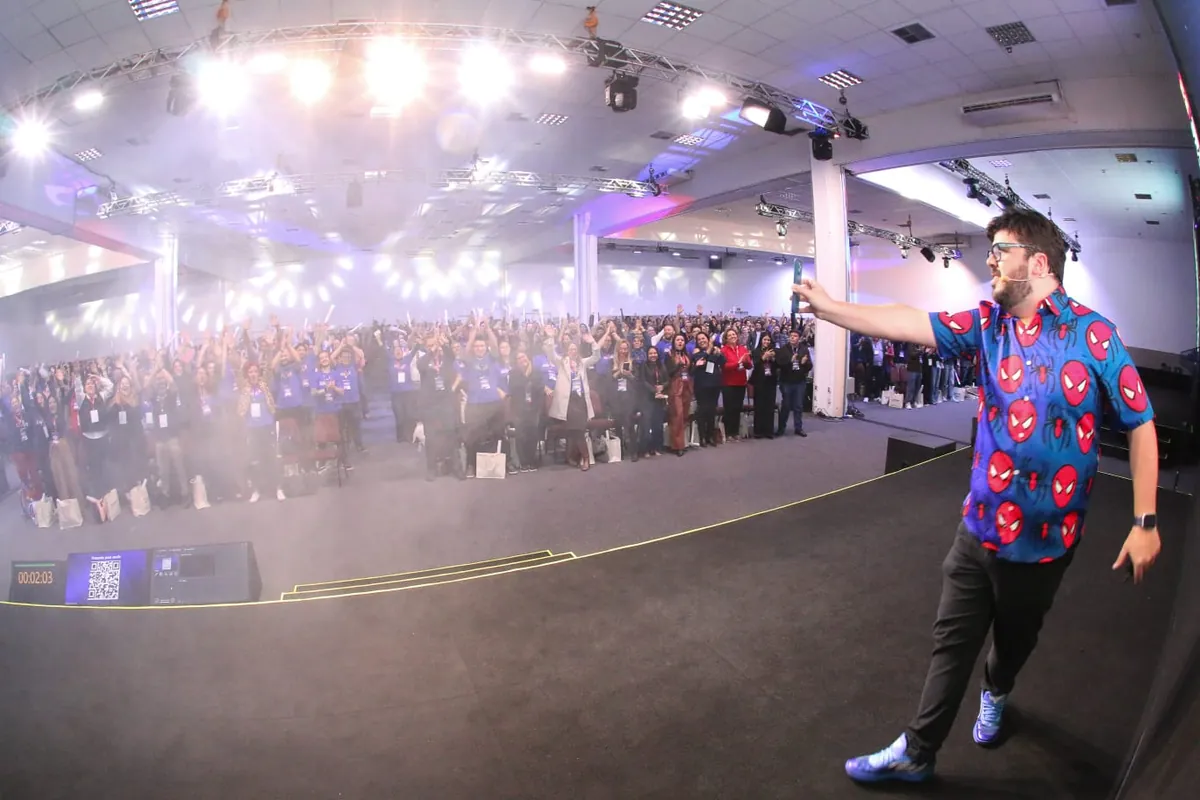 Bruno UAU no palco do Wizard Summit diante da plateia lotada