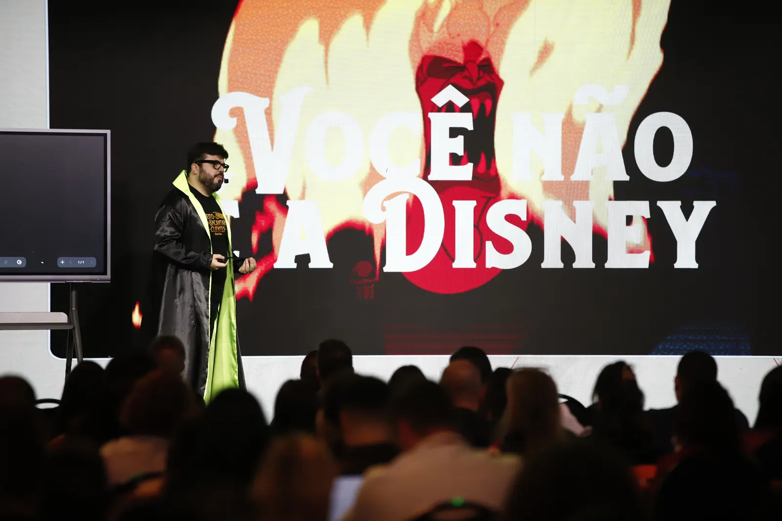 Bruno UAU no palco ao lado do telão com a frase "Você não é a Disney"