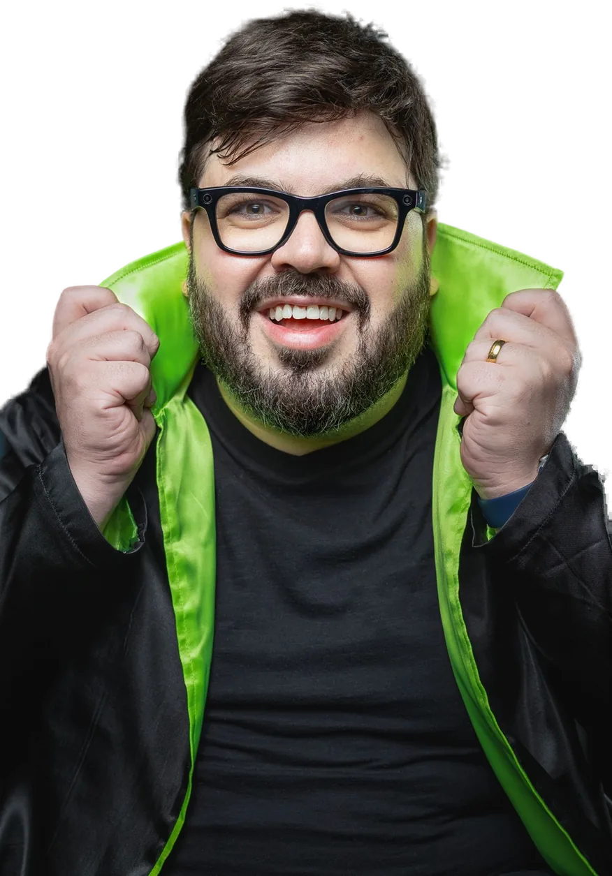 Bruno UAU sorrindo de vilão, segurando a gola verde da capa