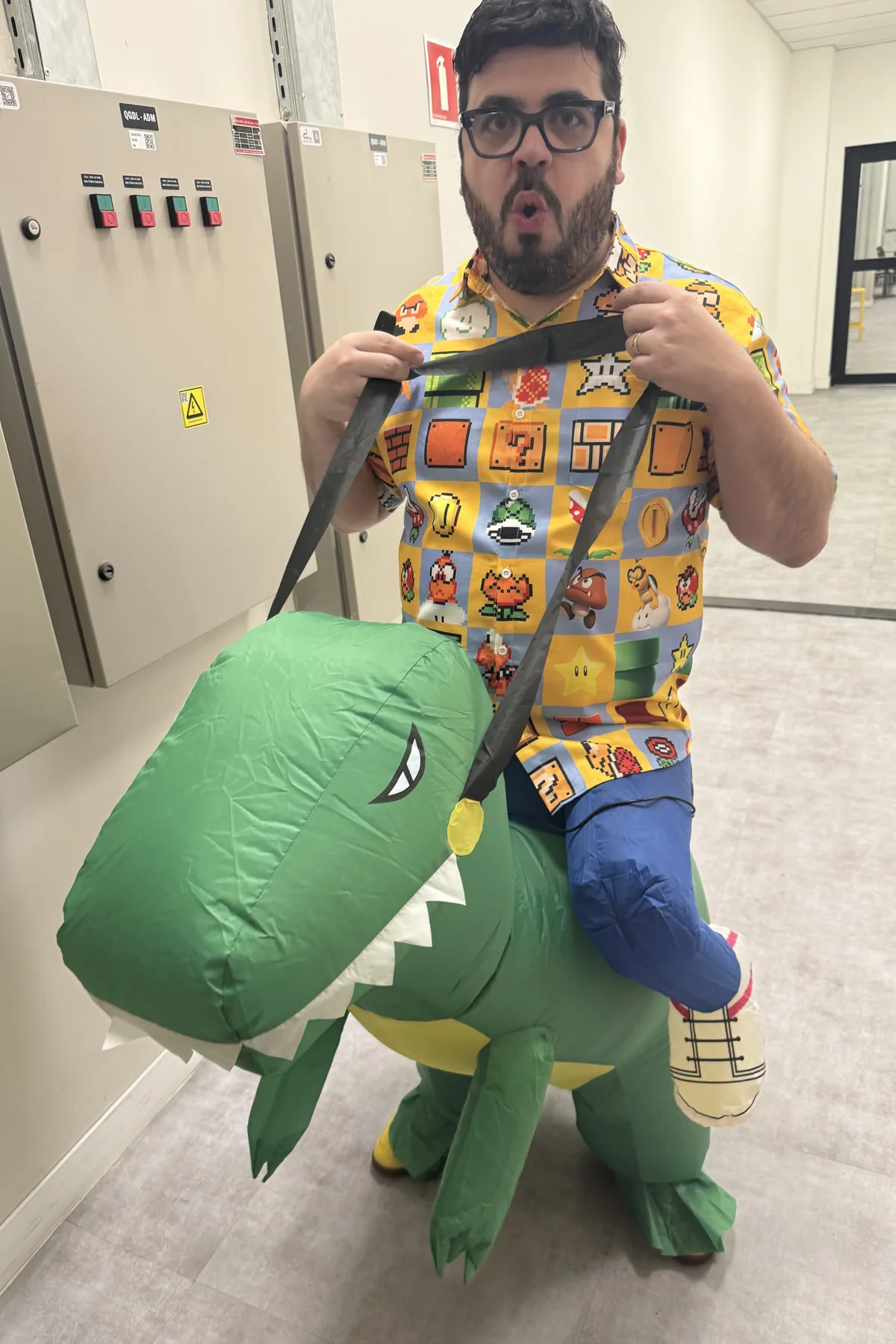 Bruno UAU vestindo o dinossauro inflável nos bastidores, antes de entrar no palco