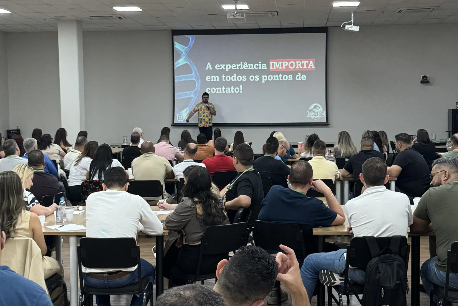 Auditório cheio da Leo Madeiras durante a palestra do Bruno UAU