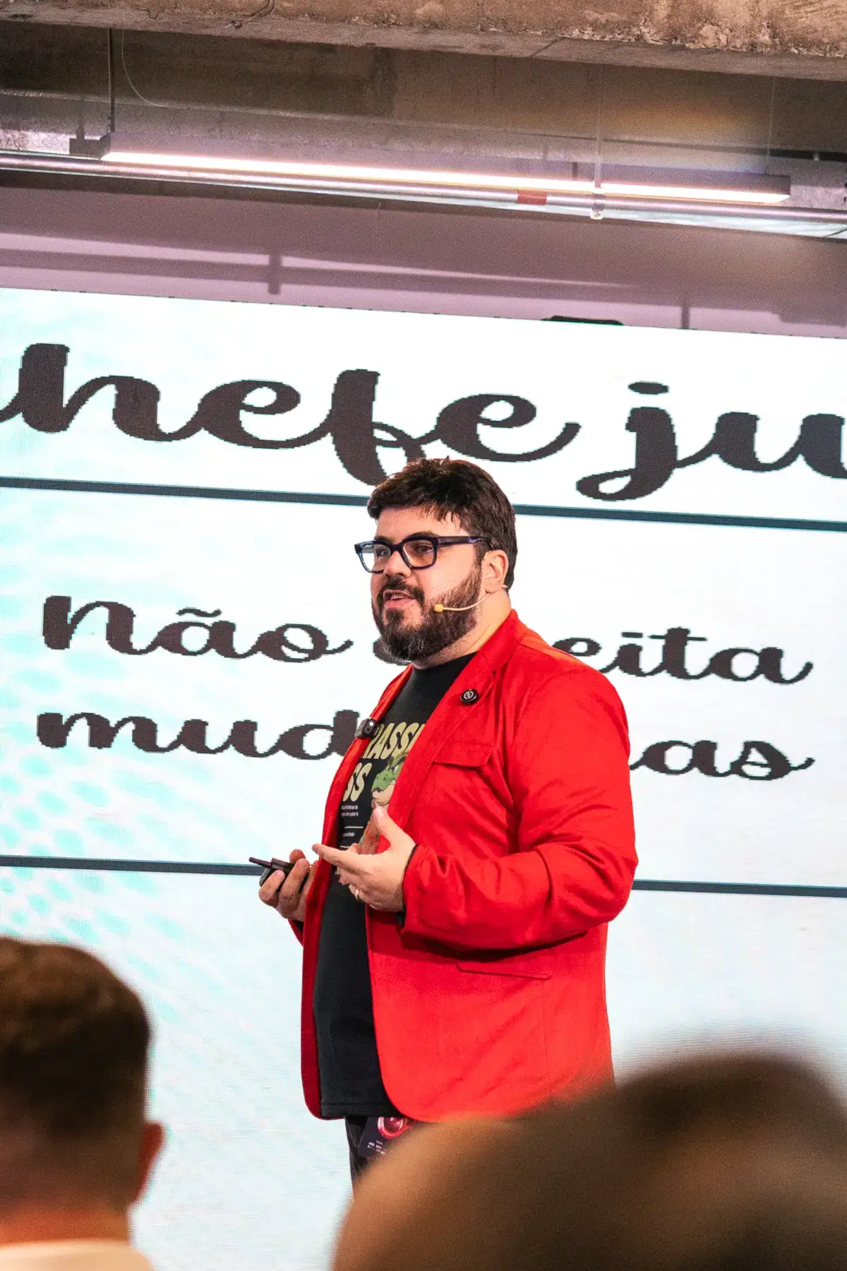 Bruno UAU no palco, ao lado do telão "O chefe jurássico não aceita mudanças"