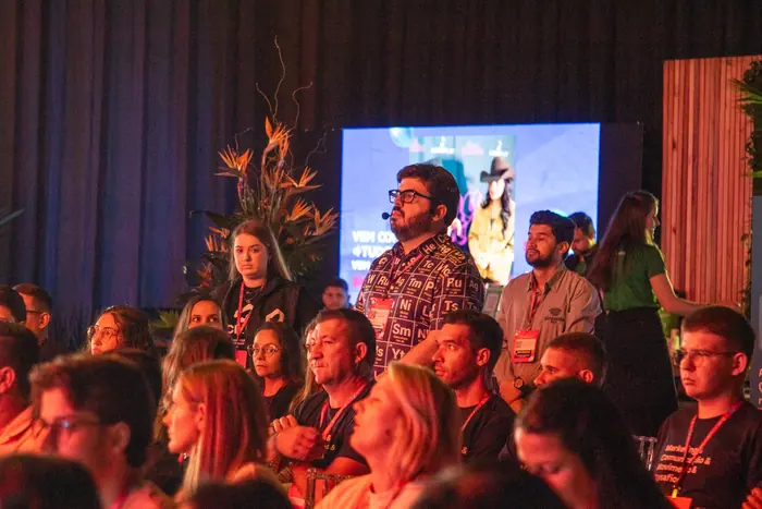 Bruno UAU no meio da plateia, conversando com o público