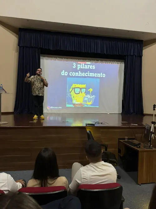 Bruno UAU no palco do Sebrae MS, diante do telão